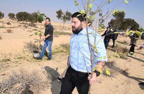 הנטיעות של חבר הכנסת אלמוג כהן מבעירות את השטח בדרום