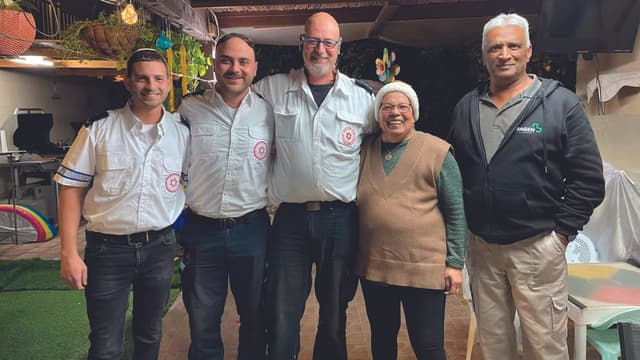 רובי עם אנשי מד"א שהצילו אותה