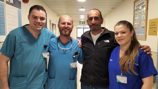 מימין: דיאנה רבינוביץ אחות במחלקה לרפואה דחופה, גלעד לוי, פרופ' אדוארדד קויפמן, מנהל יחידת הצינתורים ודימה כץ, מנהל הסיעוד בטיפול נמרץ לב (צילום: דוברות בית החולים) מימין: דיאנה רבינוביץ אחות במחלקה לרפואה דחופה, גלעד לוי, פרופ' אדוארדד קויפמן, מנהל יחידת הצינתורים ודימה כץ, מנהל הסיעוד בטיפול נמרץ לב