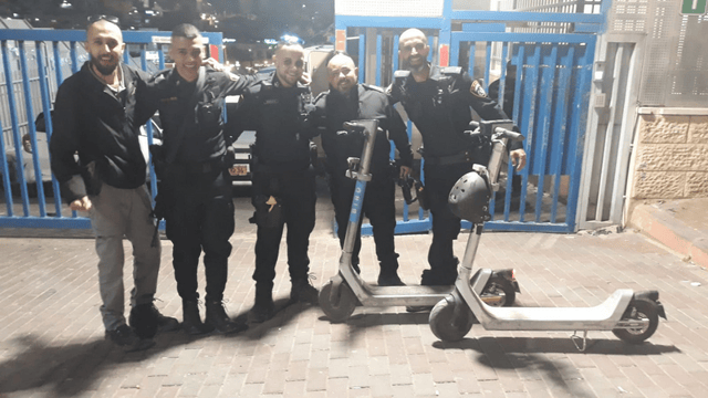השוטרים עם הקורקינטים הגנובים