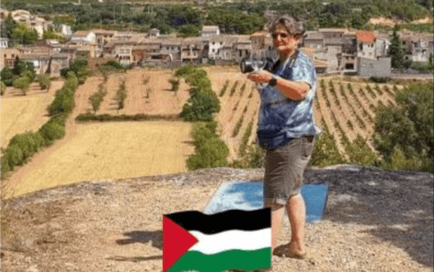 נורית ברקאי ודגל פלסטין בתמונת הפרופיל
