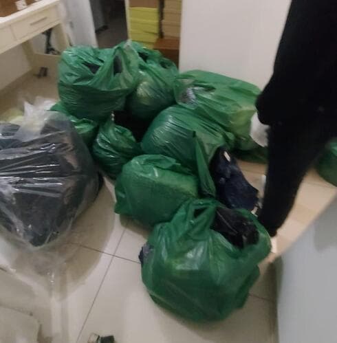 מאות פרטי לבוש מזוייפים נתפסו בקרית אתא