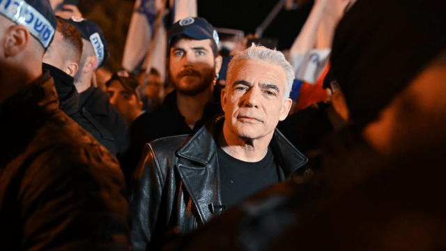 הגיע לחזק. לפיד בחורב (צילום: מחאת העם חיפה) הגיע לחזק. לפיד בחורב