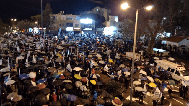 באו עם מטריות. המחאה בחורב (צילום: מחאת העם חיפה) באו עם מטריות. המחאה בחורב