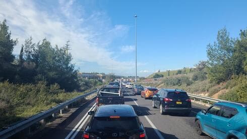 פקק תנועה עצום על כביש 431