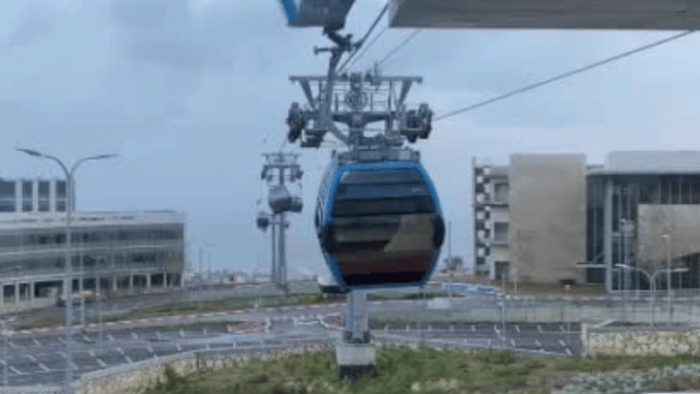 הרכבלית מתנדנדת