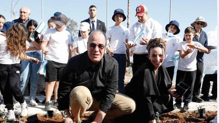השרה להגנת הסביבה עידית סילמן ויו"ר איגוד ערים כנרת עידן גרינבאום נוטעים עם ילדי עמק הירדן בחוף דגניה 