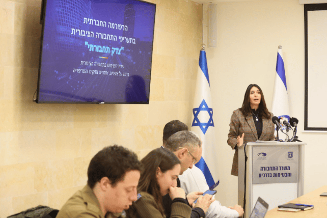 שרת התחבורה מירי רגב במסיבת העיתונאים