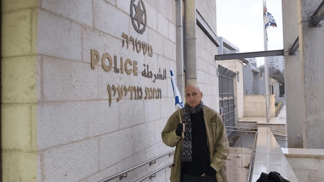"אלמנט של איום". אלמוג-בר בתחנת המשטרה במודיעין