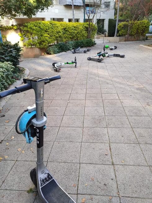 קורקינטים על המדרכות בפתח תקוה