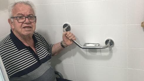 אזרח ותיק נוסף שבביתו הותקן אביזר סיוע
