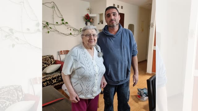 אחד המתנדבים עם אזרחית ותיקה שלה סייע