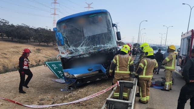 כוחות חילוץ והצלה ליד האוטובוס