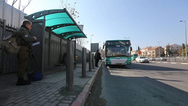 העמודים שהוצבו בתחנות האוטובוס בשנת 2015