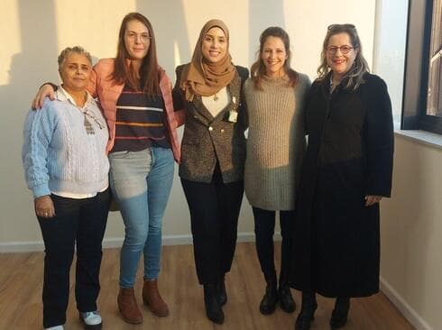מימין: ד"ר יעל רייכנברג, ד"ר אלונה איש טוב, מרוואה עאסי, קריסטינה אוסניס ויוני בוזגלו (צילום: דוברות כללית) מימין: ד"ר יעל רייכנברג, ד"ר אלונה איש טוב, מרוואה עאסי, קריסטינה אוסניס ויוני בוזגלו