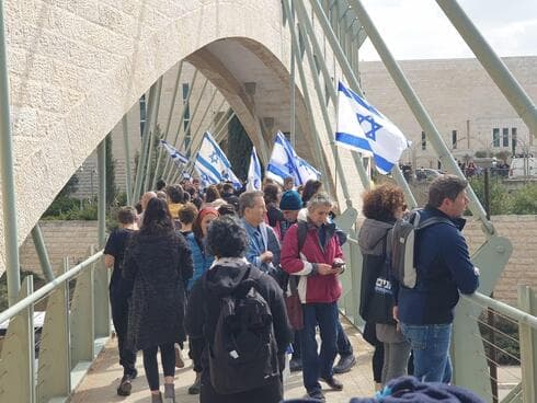 המחאה מול כנסת ישראל. במעבר ליד בית המשפט העליון