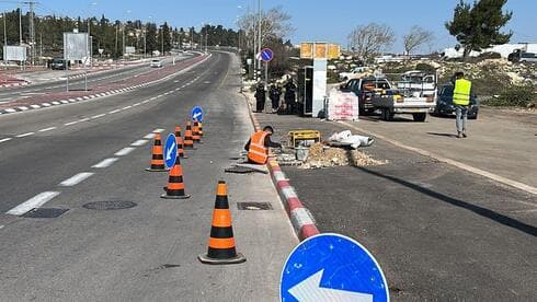 העבודות להצבת עמודי הביטחות בתחנת באוטובוס ברמות