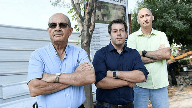 "ההצעה נדחתה". חברי סיעת "מודיעין חופשית", איתי אלמוג-בר, גילעד ביהרי ואבי אלבז (צילום: חורחה נובומינסקי) "ההצעה נדחתה". חברי סיעת "מודיעין חופשית", איתי אלמוג-בר, גילעד ביהרי ואבי אלבז