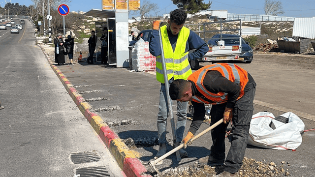 העבודות להצבת עמודי הביטחות בתחנת באוטובוס ברמות