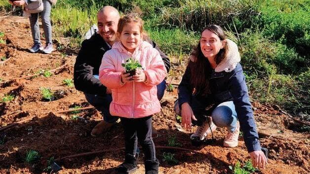 הוריה של אלין בפעילות בגינה