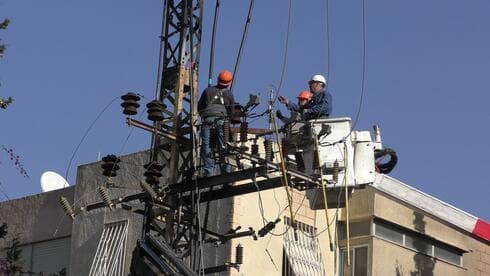 עובדי חברת החשמל בעבודה עובדי חברת החשמל בעבודה
