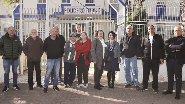 חלק מהתובעים (צילום: יריב כץ) חלק מהתובעים. "הכל ישן, אין לנו מקלטים וממ"דים"