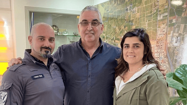 מימין: מירב סולומון, קב"טית עיריית רעננה, חיים ברוידא, ראש העיר רעננה, אסי זנזורי, מנהל סיירת הביטחון העירונית החדש (צילום: עיריית רעננה) מימין: מירב סולומון, קב"טית עיריית רעננה, חיים ברוידא, ראש העיר רעננה, אסי זנזורי, מנהל סיירת הביטחון העירונית החדש