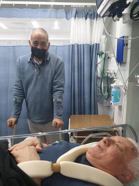 שמוליק (במיטה) ודודו בבית החולים לניאדו