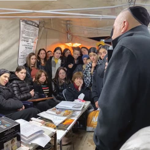 שמעון אילן בבית משפחת פלאי בשבוע שעבר. "שמתי את הכאב בצד ועודדתי אותם"