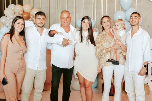  משפחת אילן, רונית, שמעון, נויה ובעלה, טליה ושליו. "יש עבור מי לחיות" 