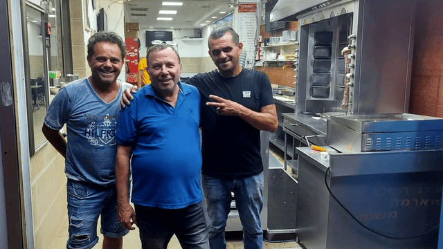 יוסף (מימין) בשווארמה