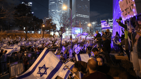 הפגנה נגד הרפורמה המשפטית בתל אביב (צילום: יובל חן) הפגנה נגד הרפורמה המשפטית באיילון