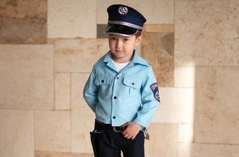 תנו לילד למדוד את התחפושת, לשחק איתה ולהתרגל אליה