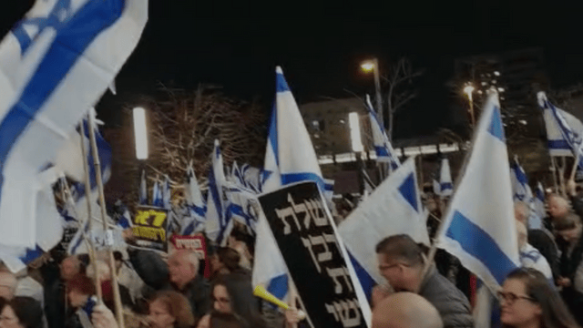הפגנה נגד הרפורמה המשפטית פתח תקוה