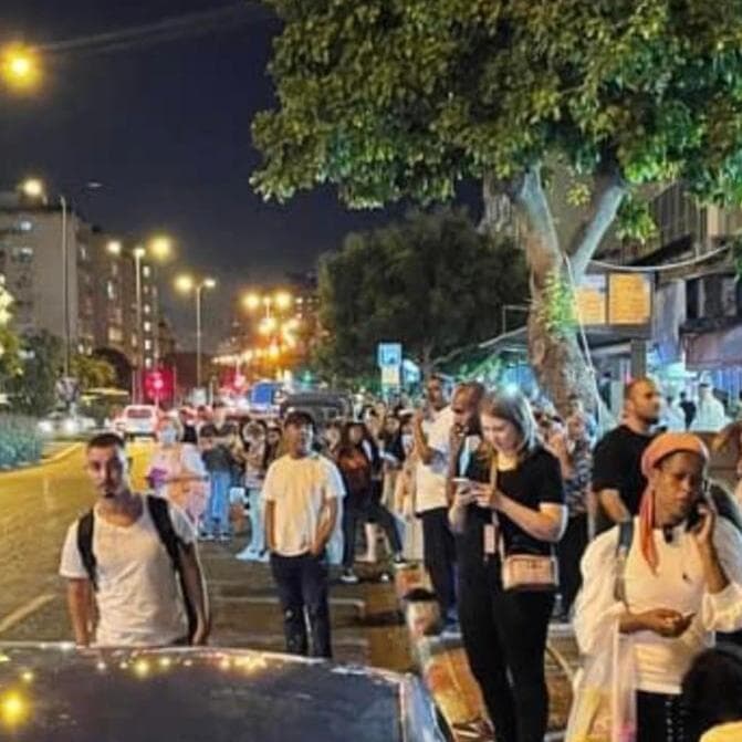 תחנת אוטובוס עמוסה בנתניה