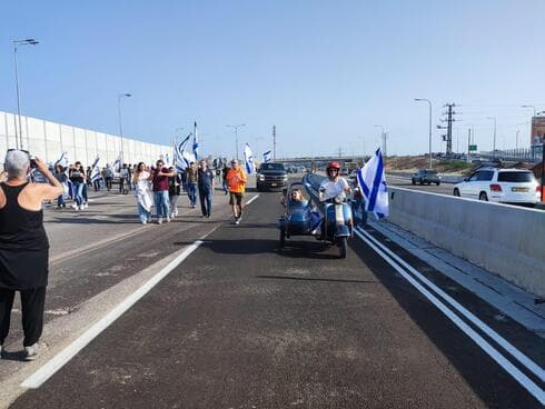 חוסמים את כביש החוף (צילום: פרטי) חוסמים את כביש החוף