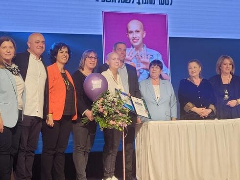 אלה שפירא עם הפרס הארצי לנוער מתנדב 