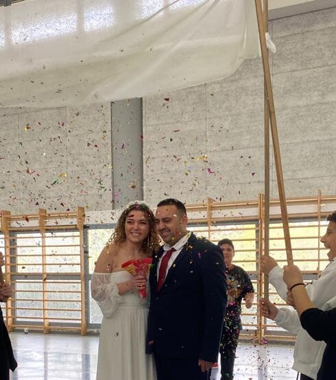 קונפטי וחופה באולם הספורט. נופר ושלומי