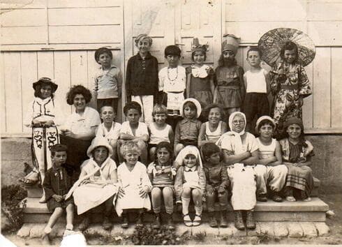 חגיגת פורים בגן המושבה. 1932