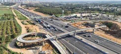 חסימת כביש החוף ליד גשר יקום (צילום: פרטי) חסימת כביש החוף ליד גשר יקום