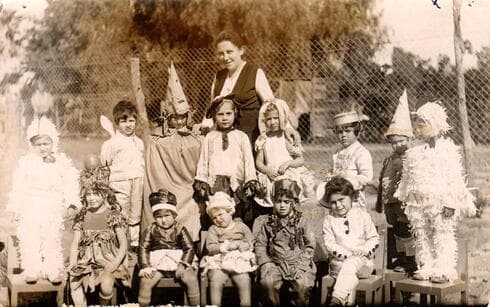 פורים בשנת 1934. הגננת סוניה בוקשטיין
