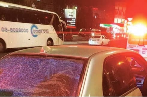 רכב שנפגע מזריקת אבנים בבית חנינא (צילום: קבוצת תקשורת ירושלים ועוטף) זריקת אבנים בבית חנינא