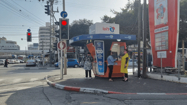 דוכן פיס בפינת הרחובות שוהם והרצל