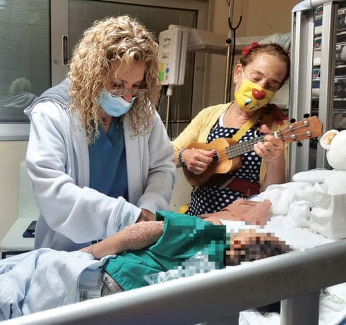 פני ומנהלת סיעוד טיפול נמרץ ילדים, אורנה הדרי,  בטיפול בילד 
