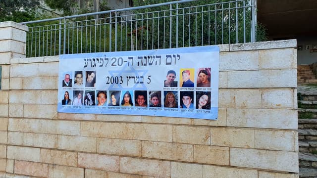 הכרזה שנעלמה מאנדרטת הפיגוע במוריה