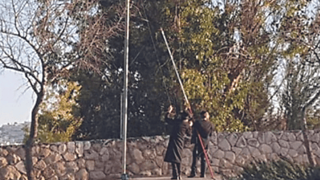 חרדים מציבים עמודי עירוב 