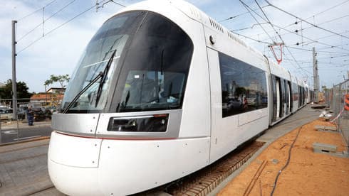 מחכה בתחנה. הרכבת הקלה בבת ים  