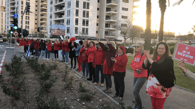 "עד כאן. מציבות קו אדום". שרשרת הנשים שהפגינו בשדרות החשמונאים