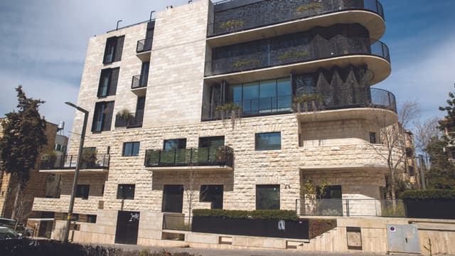 המבנה החדש. הקפה בקומת הקרקע 
