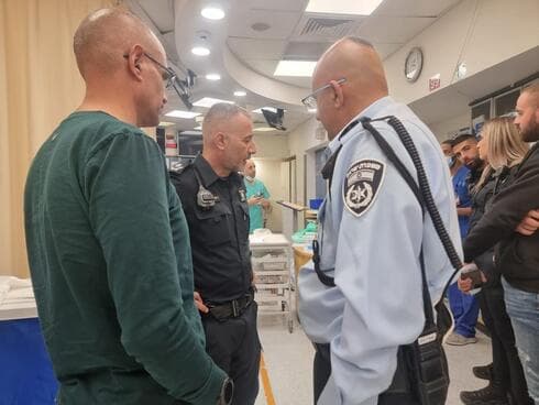 מפקד המחוז בבית החולים (צילום: דוברות המשטרה) מפקד המחוז בבית החולים